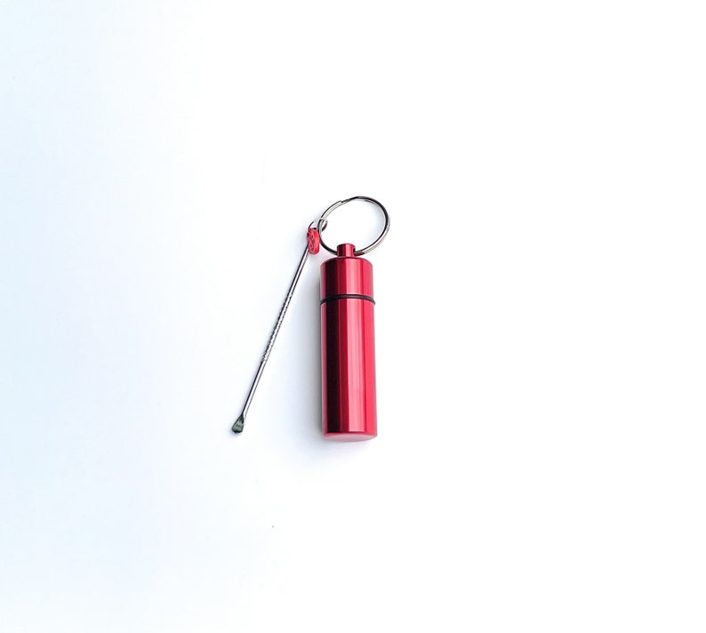 Boîte de rangement avec cuillère, boîte à pilules en aluminium, distributeur de bouteilles, bouteille en acier tendance, porte-clés amovible, rouge