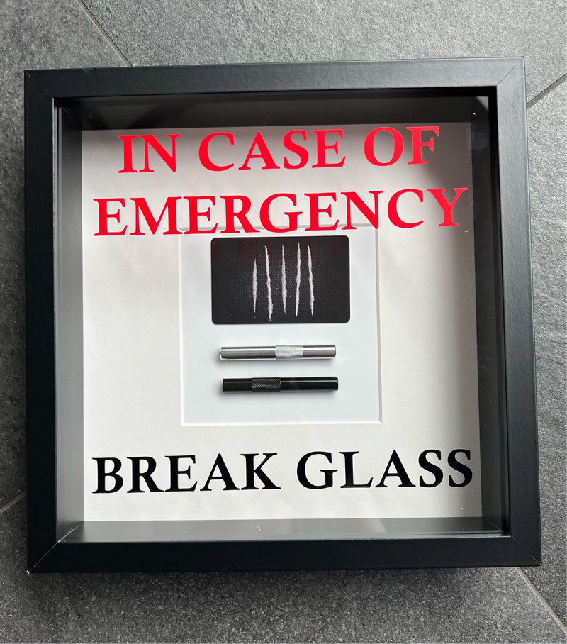 Wandbild/Bild „In Emergency Break Glass - Lines“ Wandschmuck Fun Spass Geschenk - Rahmen weiß