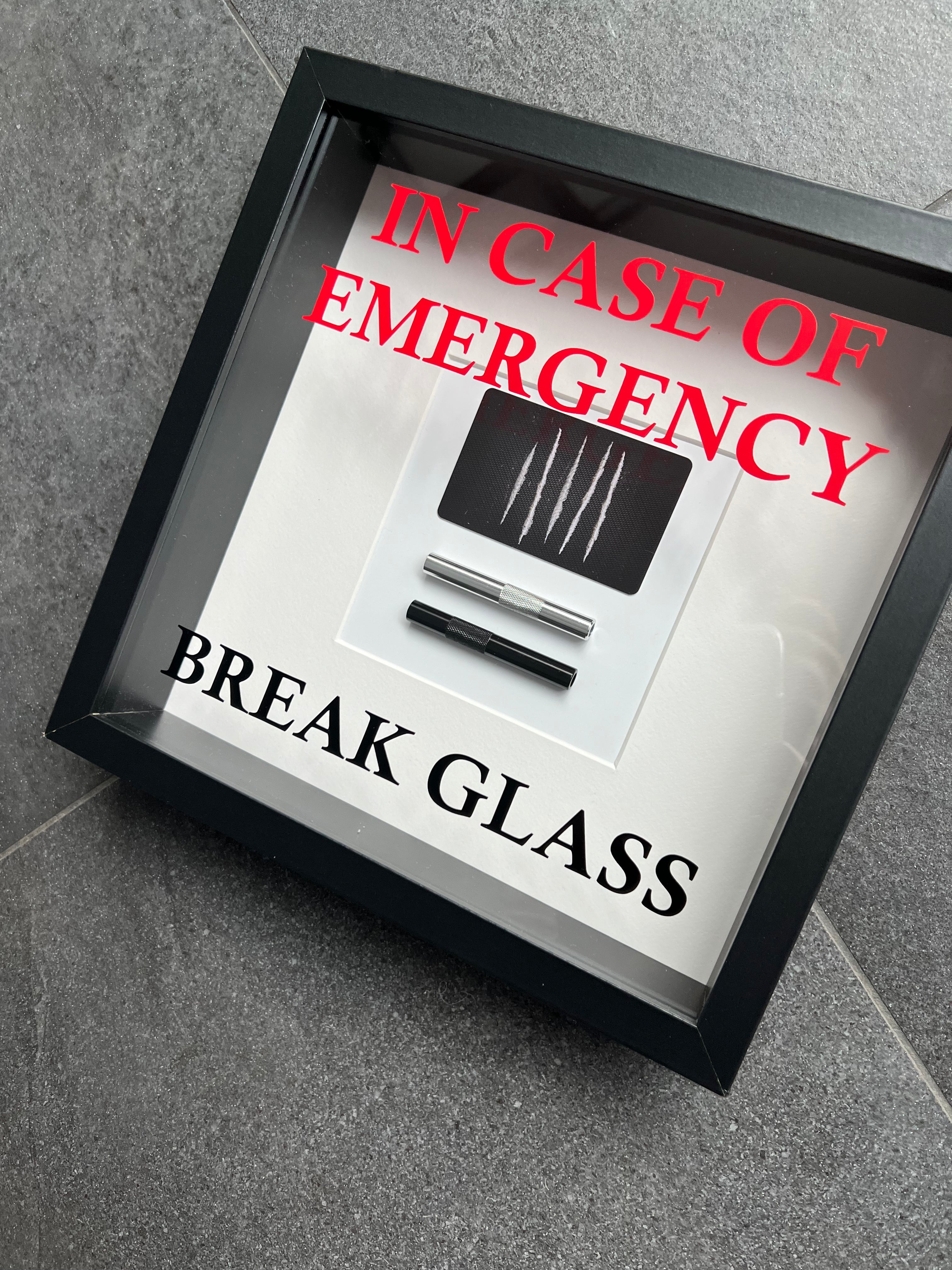 Wandbild/Bild „In Emergency Break Glass - Lines“ Wandschmuck Fun Spass Geschenk - Rahmen weiß